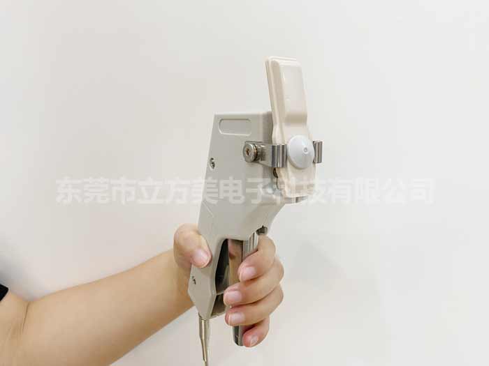 如何用立方美手動(dòng)開(kāi)鎖器取下年糕防盜標(biāo)簽磁扣釘？